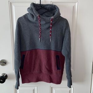 Dravus women’s sweatshirt